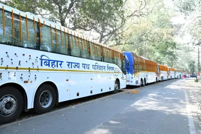Bihar-Government-32-New-Deluxe-Buses-equipped-with-panic-buttons-and-cameras-arrive-in-Patna.webp
