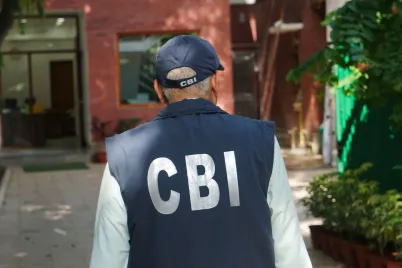 CBI-arrests-bank-official-for-₹95000-bribe-demand-while-accepting-₹40000-for-₹10-lakh-loan.webp