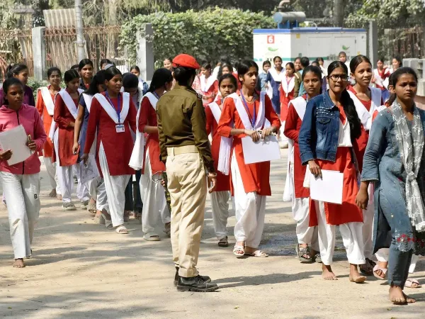 Class 10th exam missed girl in Patna near railway track area