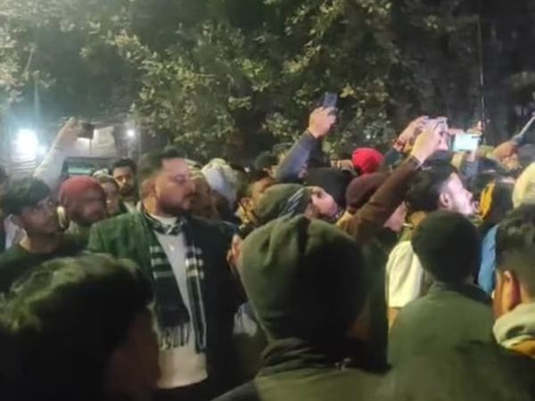 Crowd during Patna hostel death protests blocking road demanding justice for NEET student