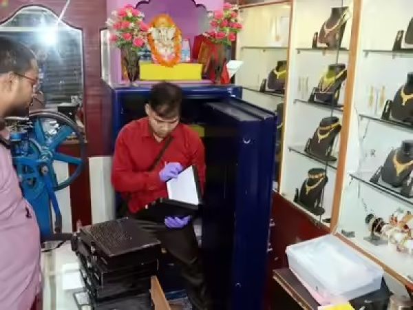 Darbhanga jewelry shop robbery at Prem Jewellers where gunmen looted ₹2 crore cash and jewelry