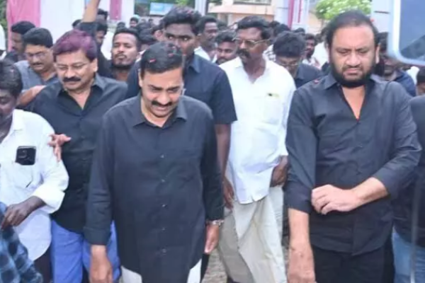 Former MLA Nallapureddy Prasanna Kumar Reddy addressing party leaders about contesting in every constituency