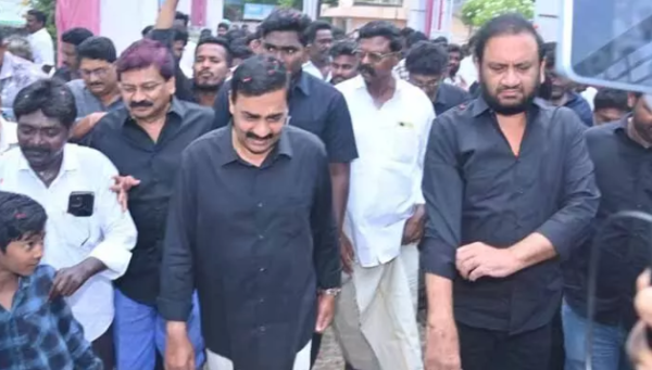 Former MLA Nallapureddy Prasanna Kumar Reddy addressing party leaders about contesting in every constituency