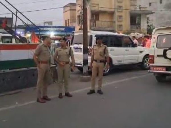 Golgappa Seller Selling Liquor caught by police in West Champaran