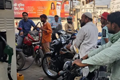 Iran-war-petrol-pump-rush-in-Bihar-as-vehicles-line-up-to-fill-fuel.webp