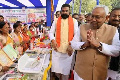 Jeevika-Didis-Loan-Scheme-women-self-help-groups-receiving-₹10-lakh-loan-support-in-Bihar.webp