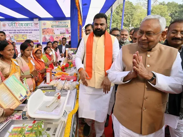 Jeevika Didis Loan Scheme women self-help groups receiving ₹10 lakh loan support in Bihar