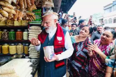 Jhal-Muri-Magic-in-Jhargram-–-Narendra-Modi-enjoying-jhal-muri-during-West-Bengal-election-campaign.png