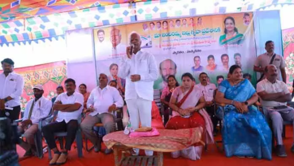 Kadiyam Srihari Challenge during a public meeting in Station Ghanpur