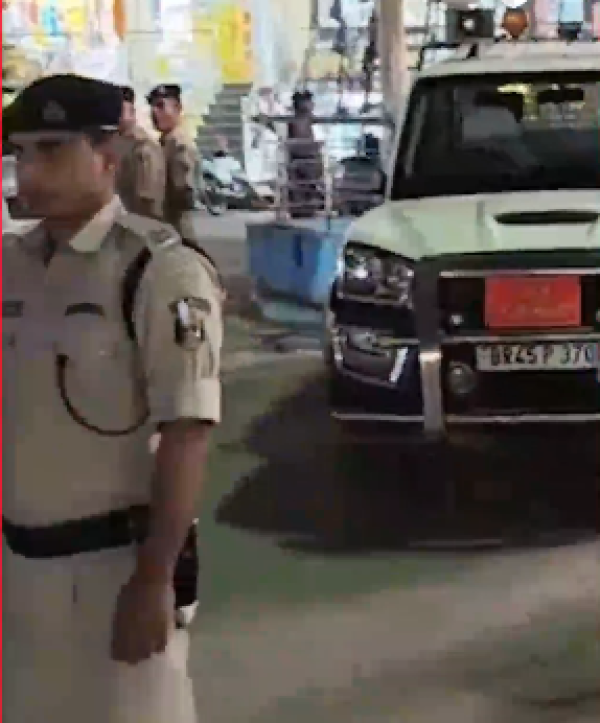 Kaimur SP Harimohan Shukla police checking vehicles during inspection drive in Bhabua