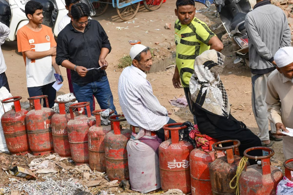 LPG Gas Crisis in Bihar queues outside gas agencies