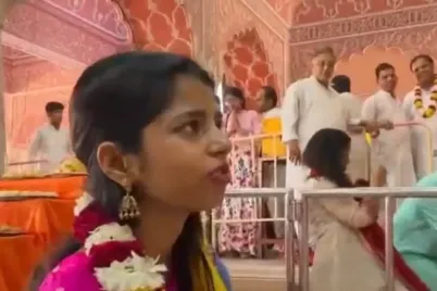 Maithili-Thakur-cries-in-Jaipur-temple-during-devotional-singing-at-Govind-Dev-Ji-Temple.webp