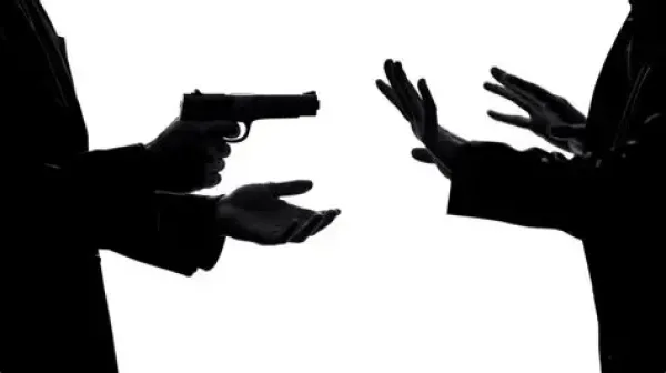 Majhaulia SI suspended after a viral video allegedly showing extortion in West Champaran. Police also acted against two home guards and launched an inquiry.