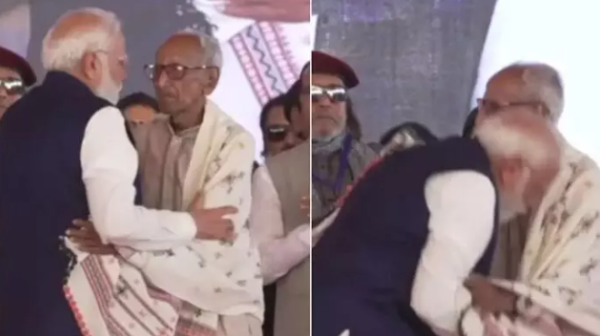 Modi Touches Feet of Makhanlal Sarkar at Suvendu Adhikari swearing-in ceremony