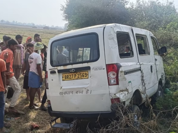 Nawada school van accident where a van carrying students overturned leaving one girl dead and many children injured