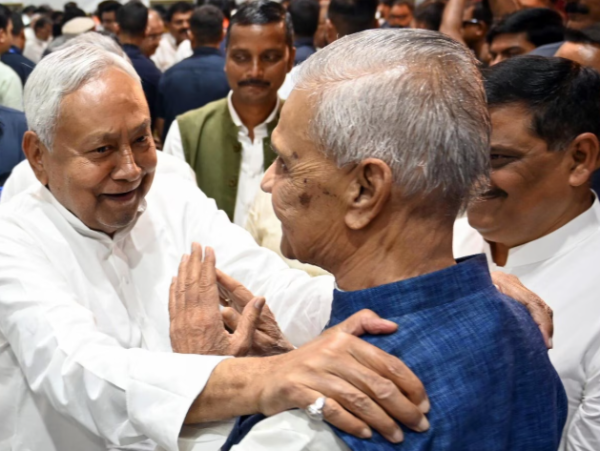 Nitish Kumar congratulates Bijendra Yadav