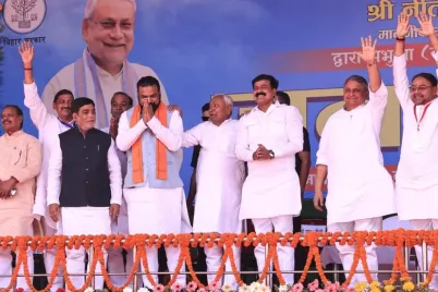Nitish-Kumar-places-hands-on-Samrat-Choudhary-and-Jama-Khan-in-Kaimur-rally.webp