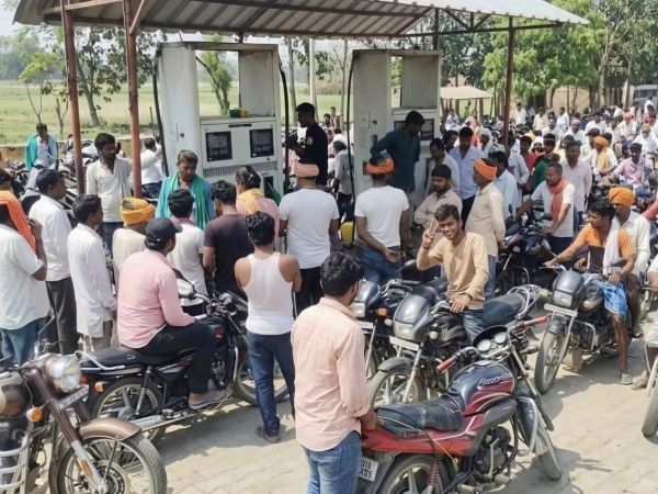 Petrol Diesel Shortage Rumors crowd at petrol pumps near Bihar UP border