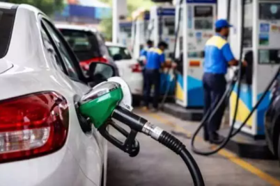 Petrol-stations-closed-on-Sundays-notice-at-fuel-pump.png