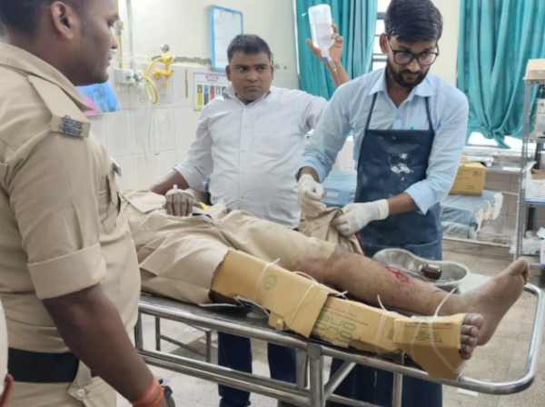 Police officer broken leg tied with carton at Sheohar government hospital