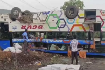 Private-travel-bus-overturns-in-Kadapa-near-PP-Kunta-in-Gopavaram-mandal.png