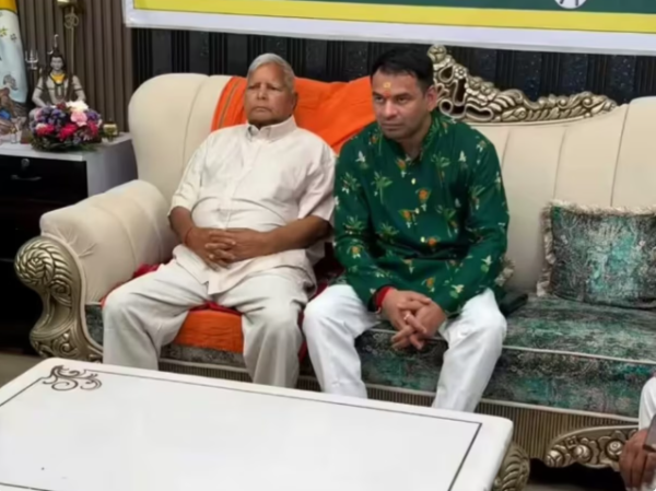 Tej Pratap Yadav Birthday celebration with Lalu Prasad Yadav cutting cake in Patna
