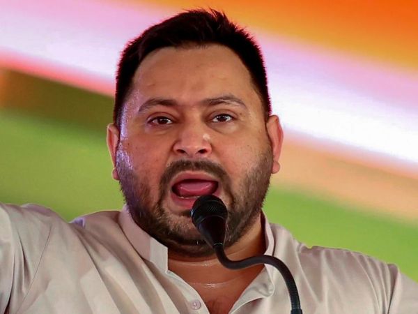 Tejashwi Yadav guiding RJD members during Operation Clean