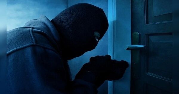 Thieves terrorizing Supaul lock family inside room and steal 30 lakh