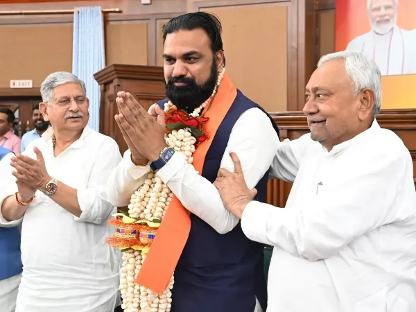 Tight Security During Samrat Choudhary Oath Ceremony in Patna with police deployment near Lok Bhavan