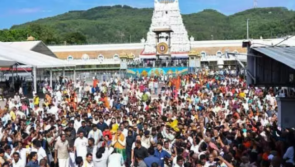 Tirumala update showing heavy rush of devotees at Srivari Temple in Tirupati