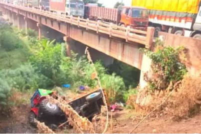 Tractor-falls-from-Tungabhadra-Bridge-accident-in-Karnataka.png