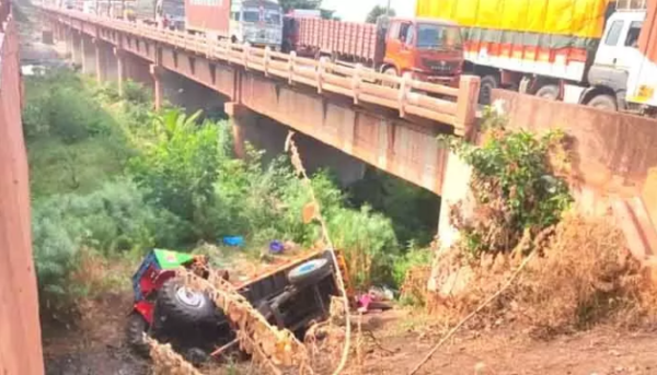 Tractor falls from Tungabhadra Bridge accident in Karnataka