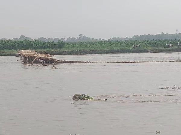 Unseasonal Floods in Bihar after Nepal rain swell the Kankai River and wash away bridge