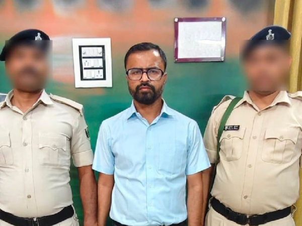 Vigilance Raid in Munger commissioner office staff arrested taking ₹1.70 lakh bribe