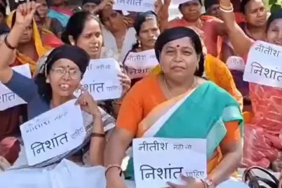 Women-protest-at-Gandhi-Maidan-demanding-Nishant-Kumar-as-CM-of-Bihar.webp
