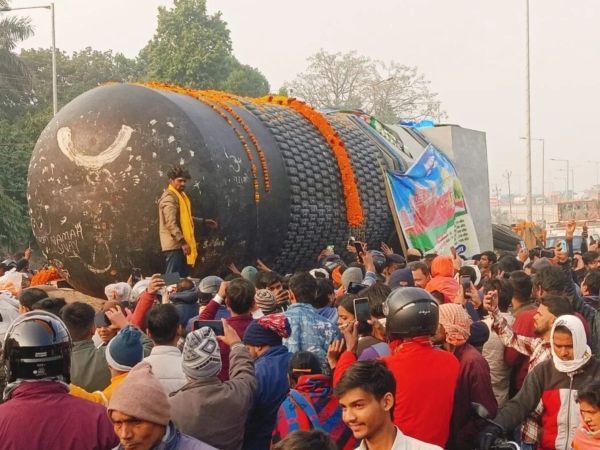 World’s Largest Shivling being transported from Gopalganj to Virat Ramayana Temple