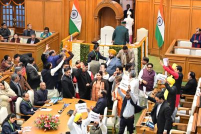 delhi-aap-bjp-mlas-protest-assembly.jpeg
